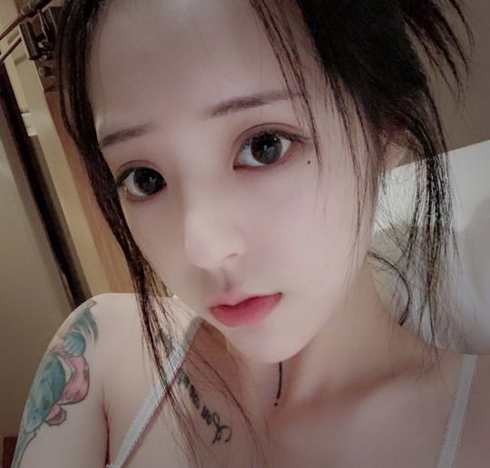 大花臂纹身美女图片 美女自拍照图片