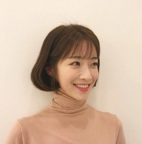 气质美女图片 深色系韩式温柔发型图片