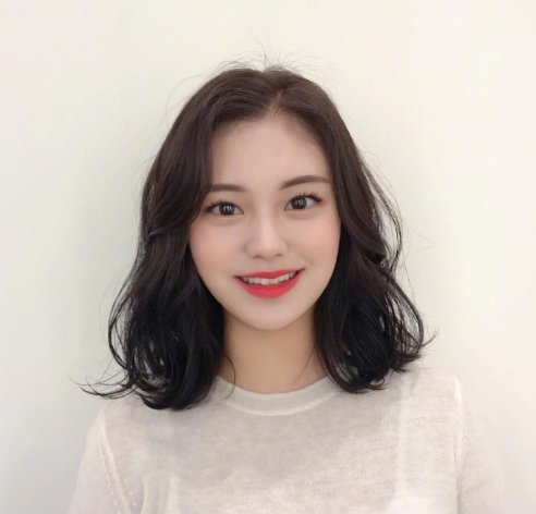气质美女图片 深色系韩式温柔发型图片