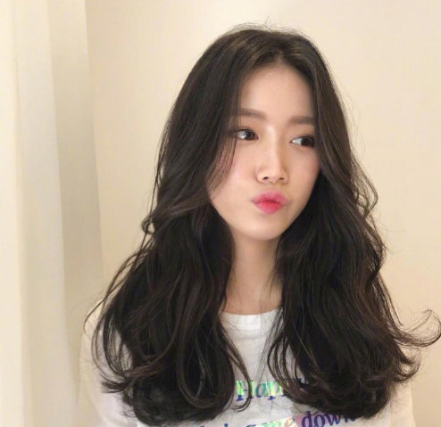 气质美女图片 深色系韩式温柔发型图片 5