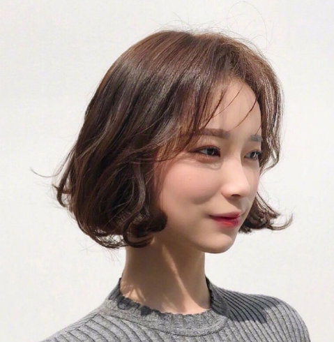 气质美女图片 深色系韩式温柔发型图片 8