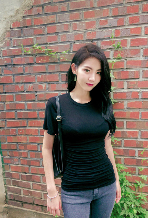 笑容甜美的牛仔裤美女图片 2
