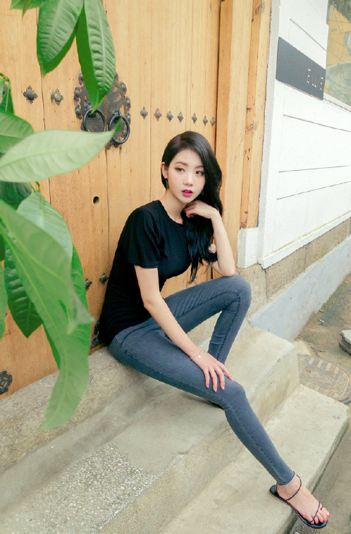 笑容甜美的牛仔裤美女图片 3