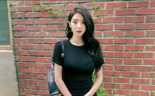 笑容甜美的牛仔裤美女图片 4