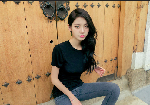 笑容甜美的牛仔裤美女图片 5