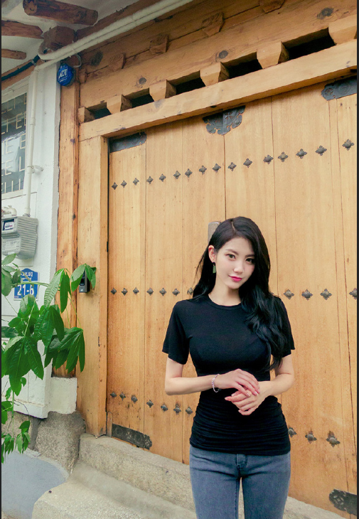 笑容甜美的牛仔裤美女图片 6
