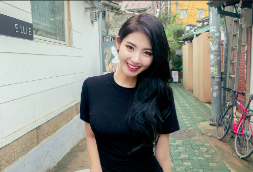 笑容甜美的牛仔裤美女图片 8
