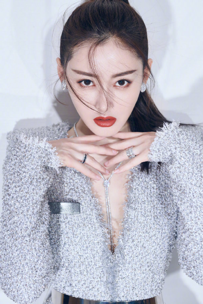 中国美女图片 张天爱银色亮片裙搭配马尾和性感 2