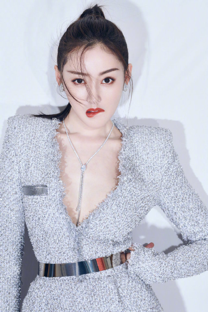 中国美女图片 张天爱银色亮片裙搭配马尾和性感 3