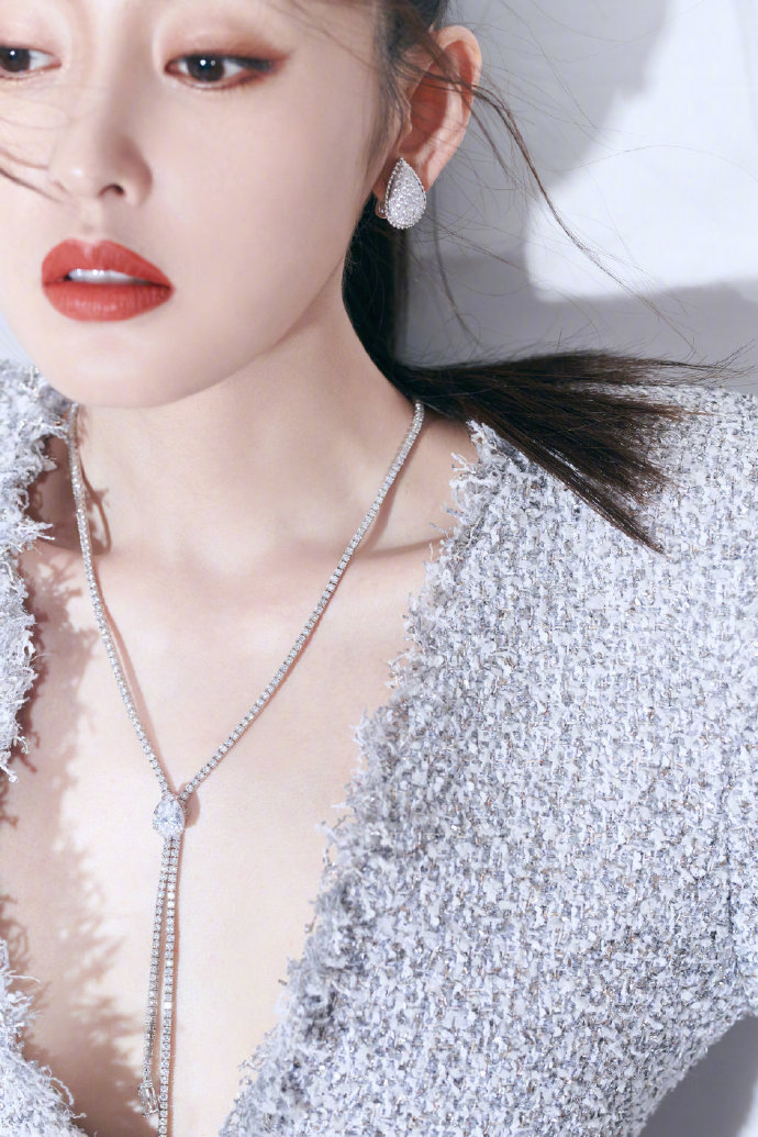 中国美女图片 张天爱银色亮片裙搭配马尾和性感 6