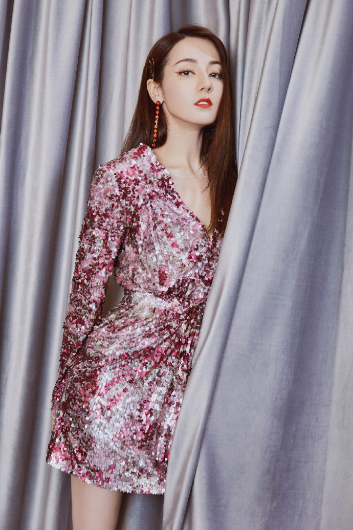 中国美女图片 女明星迪丽热巴亮片裙露美背图片 4