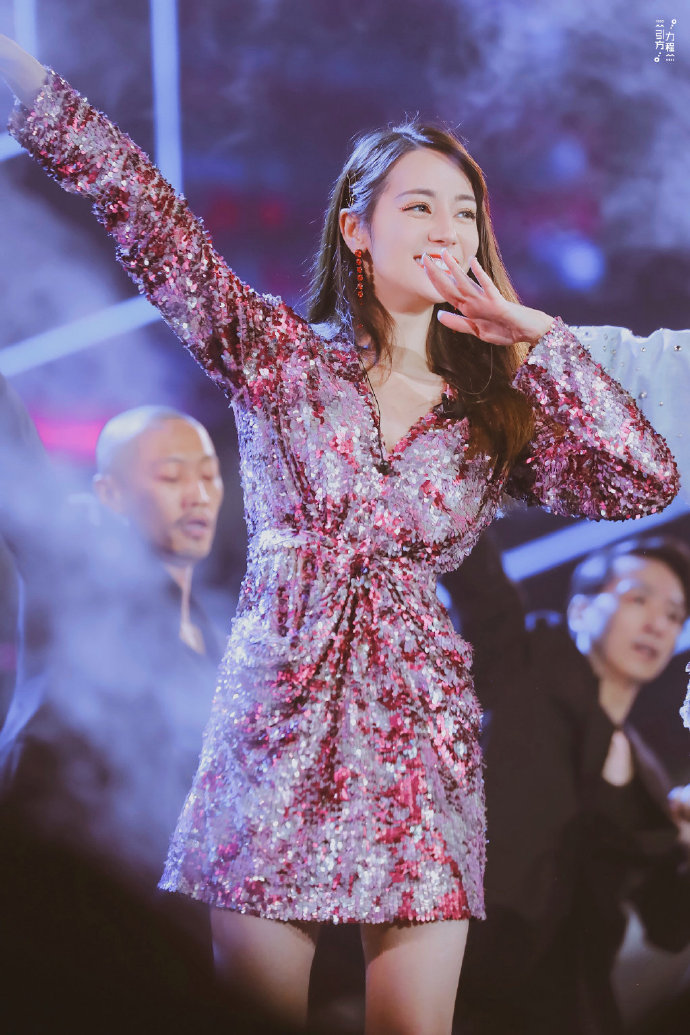 中国美女图片 女明星迪丽热巴亮片裙露美背图片 8