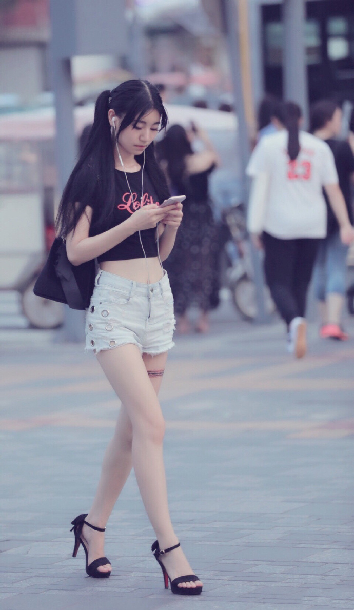 双马尾露小蛮腰的清纯美女图片 2