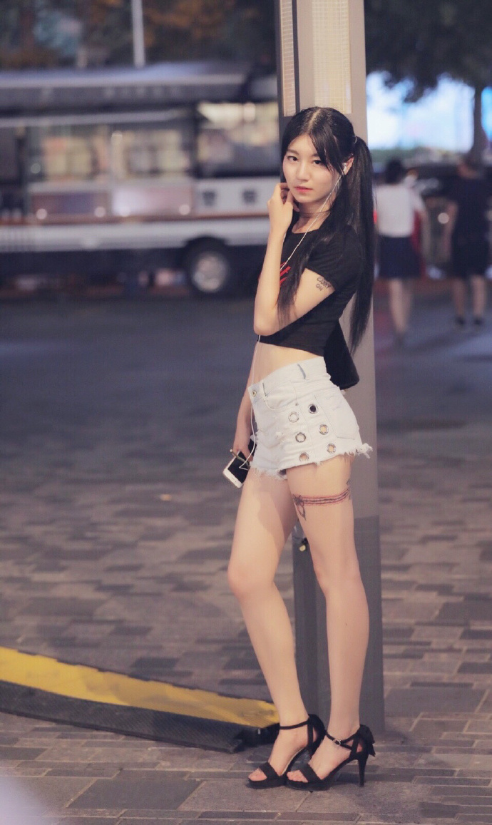双马尾露小蛮腰的清纯美女图片 4