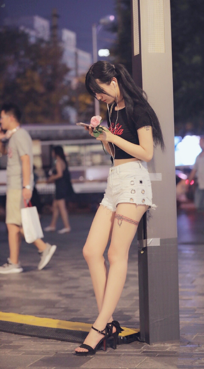 双马尾露小蛮腰的清纯美女图片 5