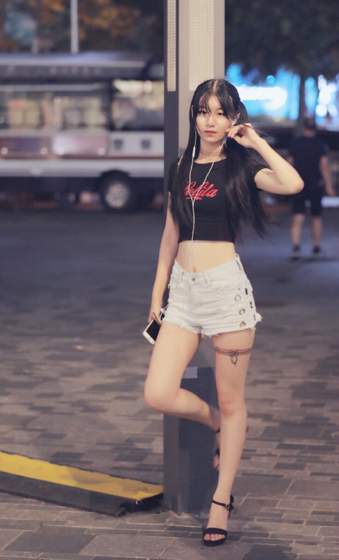 双马尾露小蛮腰的清纯美女图片 6