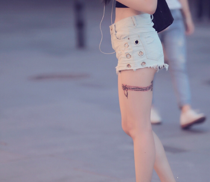 双马尾露小蛮腰的清纯美女图片 7