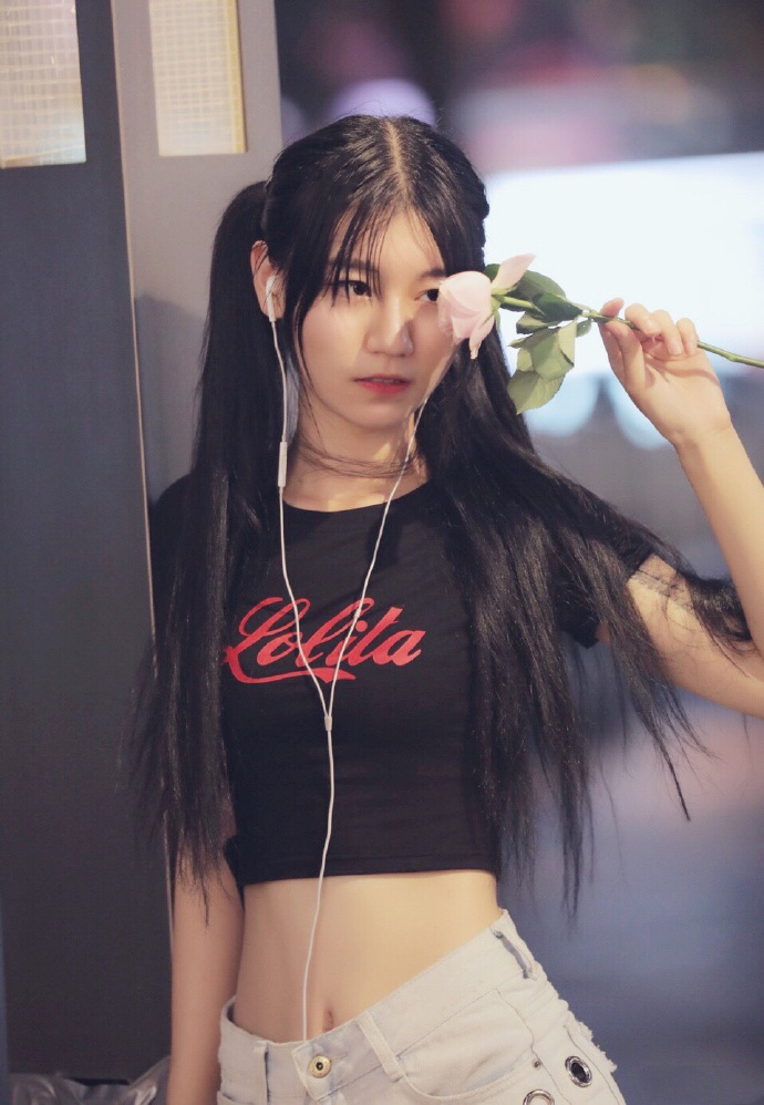 双马尾露小蛮腰的清纯美女图片 9