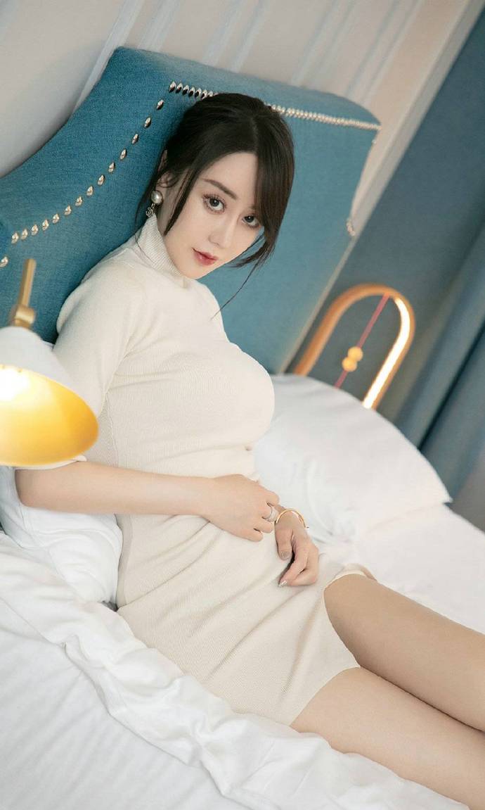 白色旗袍美女图片 丝袜美腿诱惑图片 3