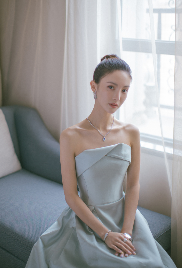 中国美女图片 内地女明星金晨浅绿抹胸长裙和精 2