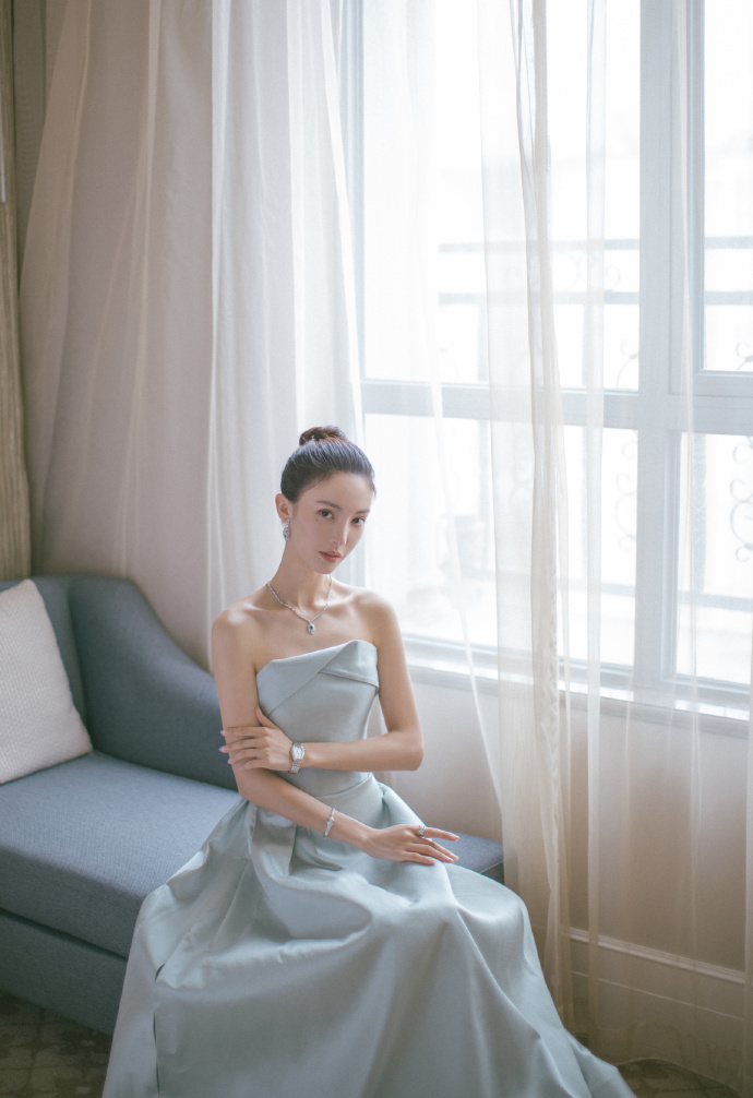 中国美女图片 内地女明星金晨浅绿抹胸长裙和精 3