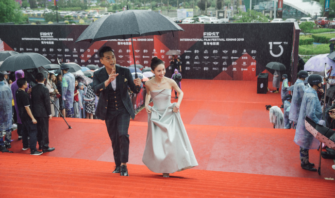 中国美女图片 内地女明星金晨浅绿抹胸长裙和精 4