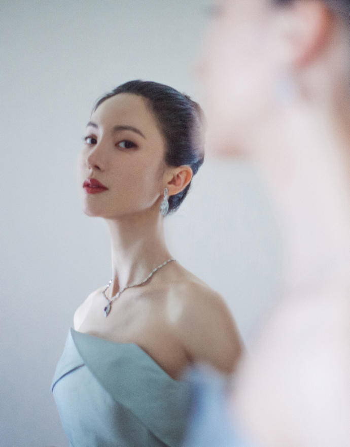 中国美女图片 内地女明星金晨浅绿抹胸长裙和精 6