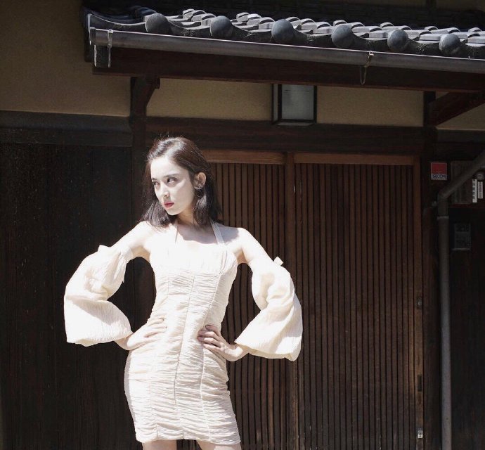 新疆美女图片 内地女明星古力娜扎泡泡袖裙子穿 4