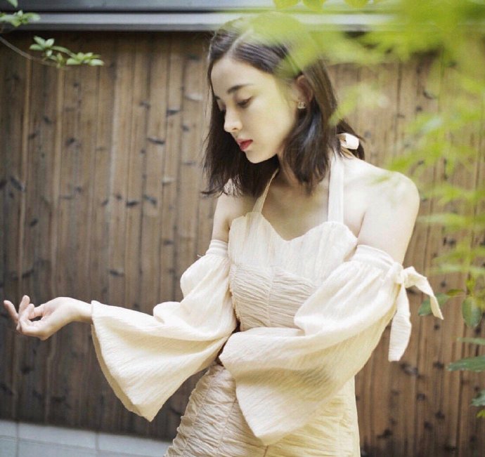 新疆美女图片 内地女明星古力娜扎泡泡袖裙子穿 5