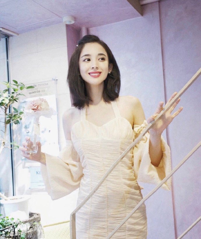 新疆美女图片 内地女明星古力娜扎泡泡袖裙子穿 6