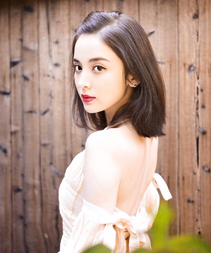 新疆美女图片 内地女明星古力娜扎泡泡袖裙子穿 7