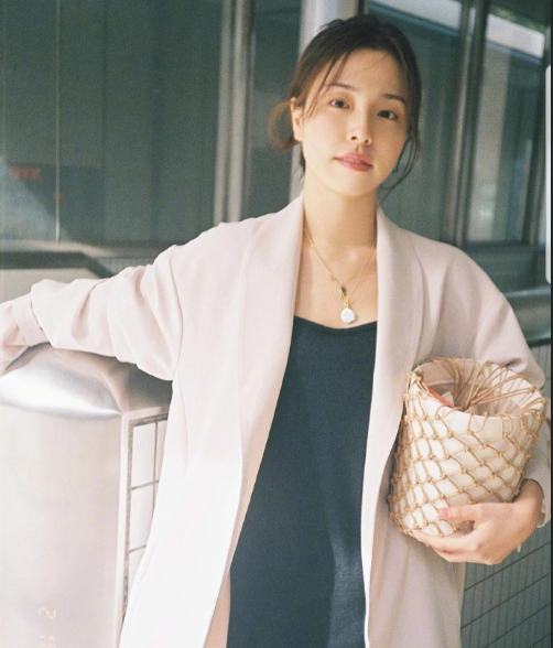 极品美女图片 法式优雅随性穿搭参考 2