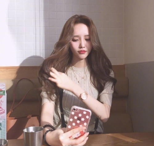 长卷发发型图片 好看的美女图片