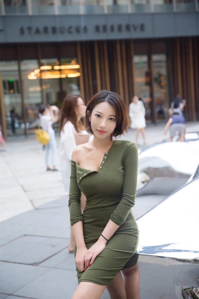 爆好身材美女图片  喜欢这件衣服