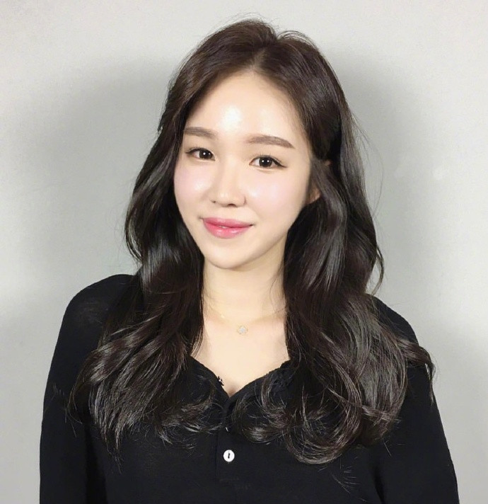 气质美女图片 温柔的长卷发发型图片参考