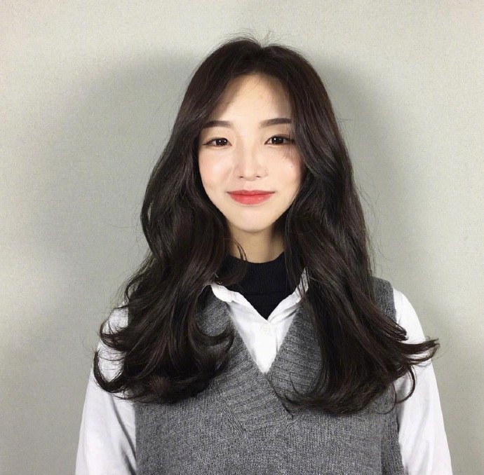 气质美女图片 温柔的长卷发发型图片参考 2