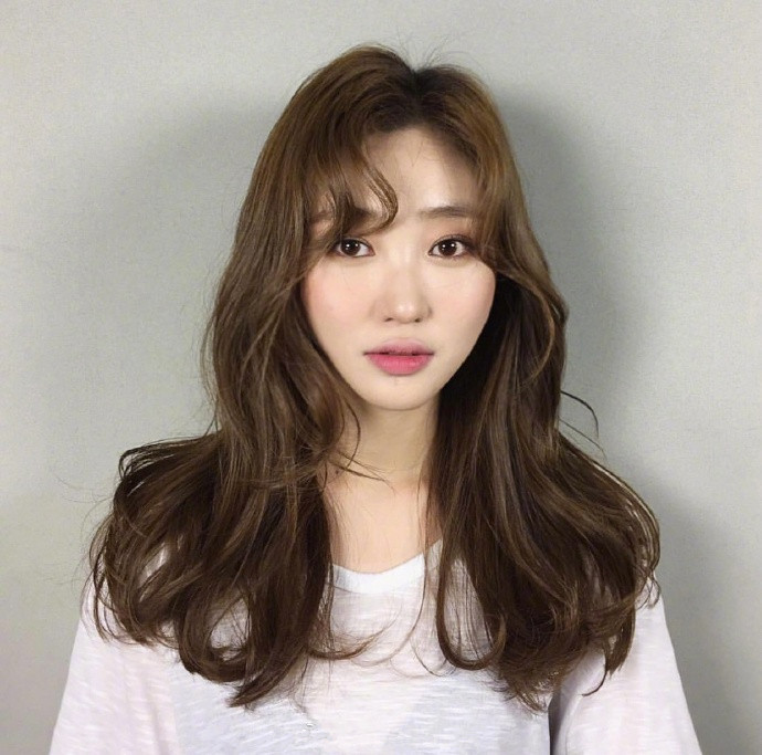 气质美女图片 温柔的长卷发发型图片参考 3