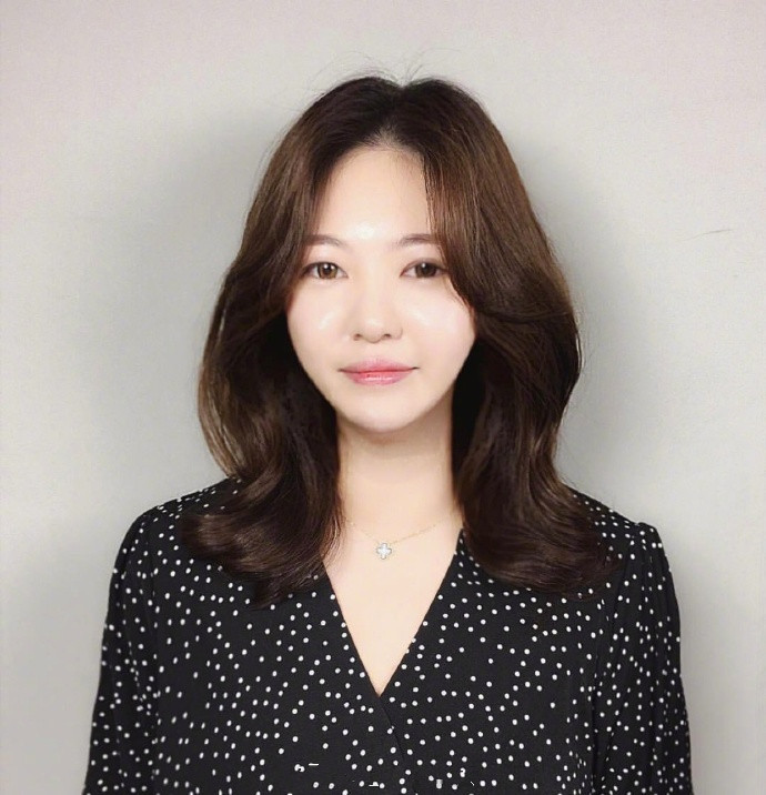 气质美女图片 温柔的长卷发发型图片参考 6