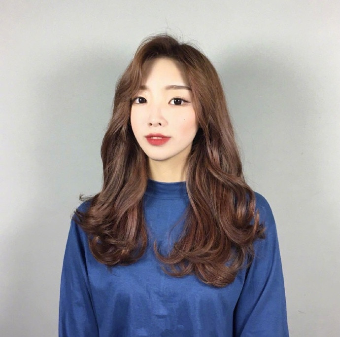 气质美女图片 温柔的长卷发发型图片参考 7