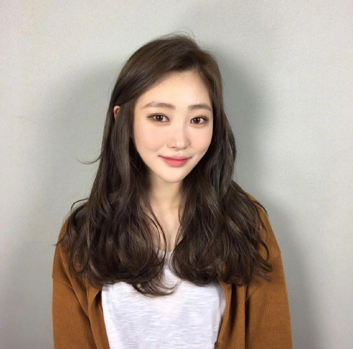 气质美女图片 温柔的长卷发发型图片参考 8