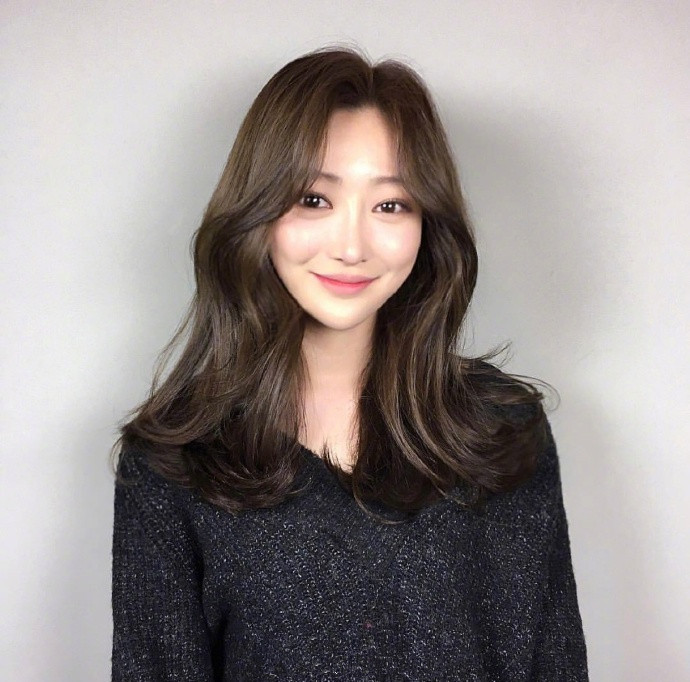 气质美女图片 温柔的长卷发发型图片参考 9