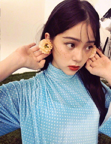 台湾美女图片 美少女欧阳娜娜雀斑妆图片 4