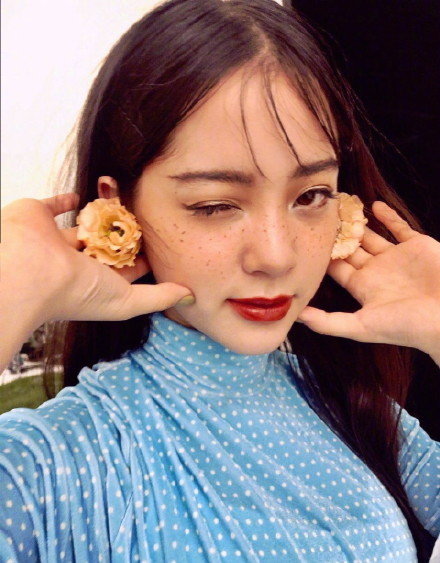 台湾美女图片 美少女欧阳娜娜雀斑妆图片 5