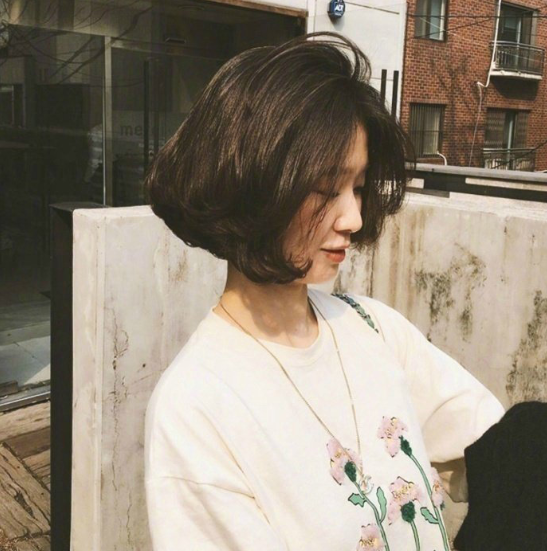 夏日清爽慵懒的微卷短发美女图片
