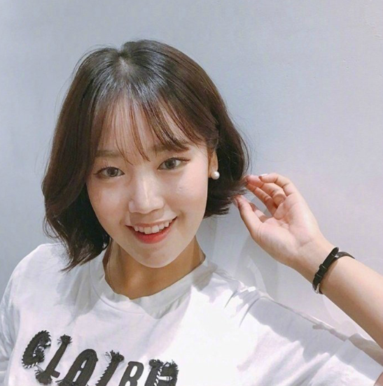 夏日清爽慵懒的微卷短发美女图片 3