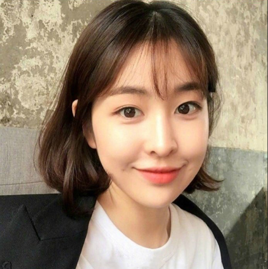 夏日清爽慵懒的微卷短发美女图片 4