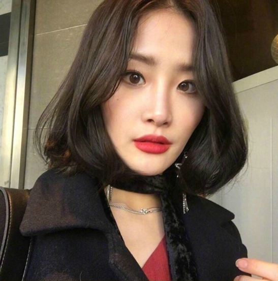 夏日清爽慵懒的微卷短发美女图片 5