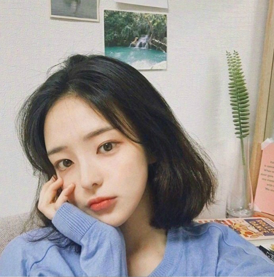 夏日清爽慵懒的微卷短发美女图片 6