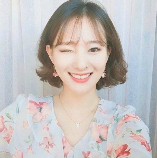 夏日清爽慵懒的微卷短发美女图片 8