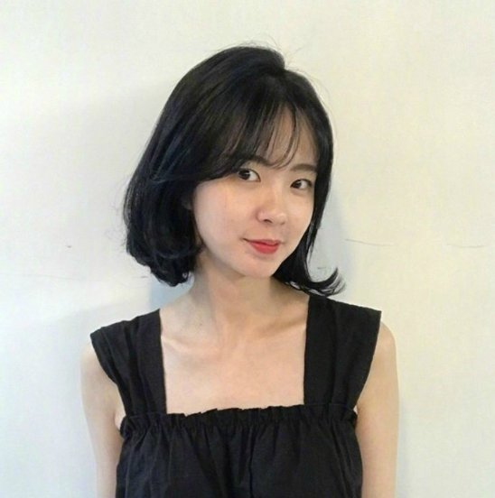 夏日清爽慵懒的微卷短发美女图片 9